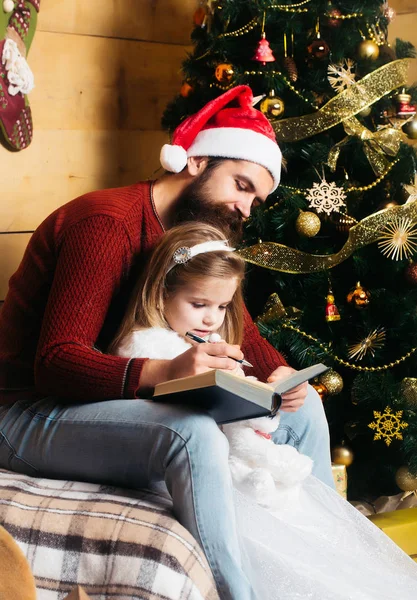 Sakallı Noel Baba ve kız yazma — Stok fotoğraf