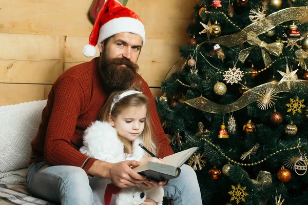 Natale barbuto padre e ragazza scrittura — Foto Stock