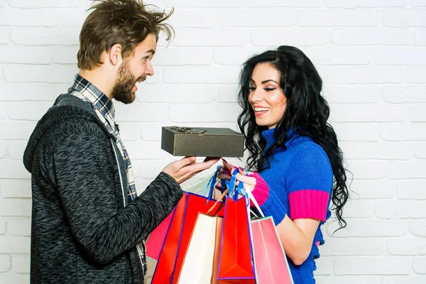 Happy couple after shopping — Stock Photo, Image