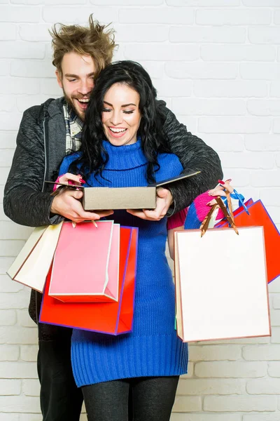 Gelukkige paar na het winkelen — Stockfoto
