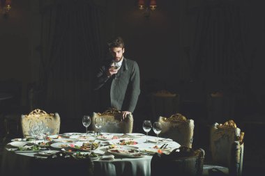 Yakışıklı adam içki şarap