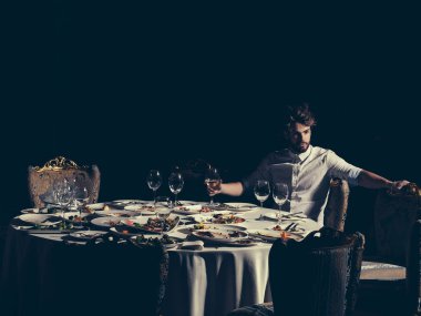 Yakışıklı adam içki şarap