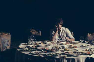 Sıkılmış veya yorgun yakışıklı adam