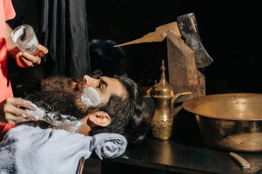 Sakallı adam tıraş vardır