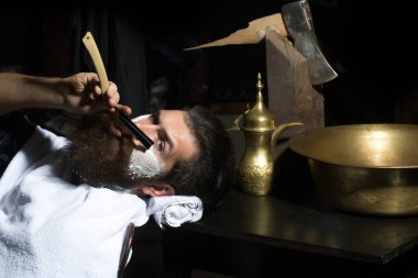 Sakallı adam tıraş vardır