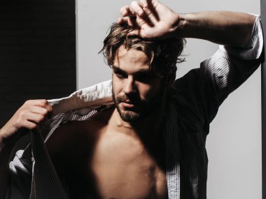 Yakışıklı adam kas gövde gösterir