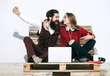 Genç çift dizüstü bilgisayar kullanmak