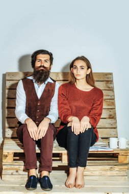 Sevimli genç çift kanepe