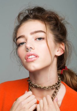 Metalik zinciri ile güzel kız