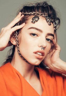 Metalik zinciri ile güzel kız