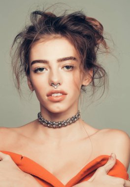 Çıplak omuz ile güzel kız