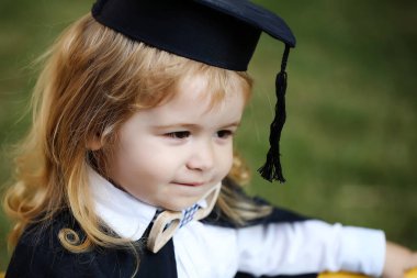 Küçük çocuk çocuk manto açık