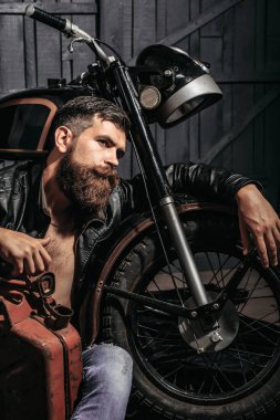 Sakallı adam hipster motorcu