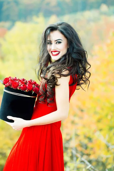 Chica sonriente sexy con rosas rojas —  Fotos de Stock