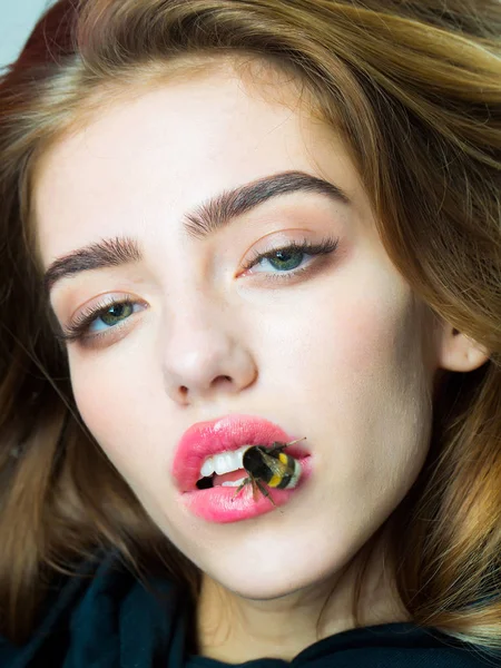 Kırmızı dudaklar üzerinde arı ile seksi kız — Stok fotoğraf