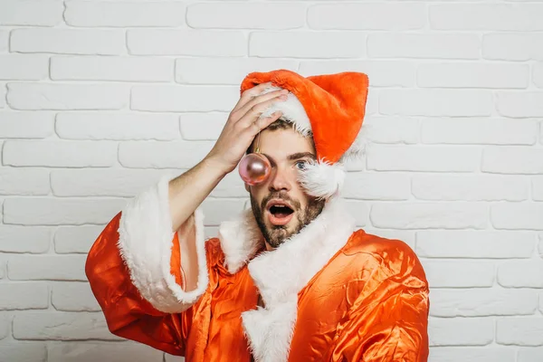 Yakışıklı kaslı Noel Noel Baba adam — Stok fotoğraf