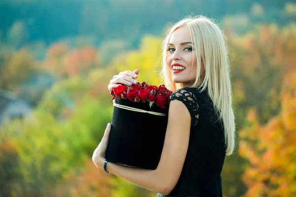 Linda chica con flores en caja — Foto de Stock