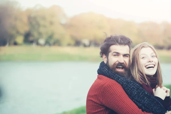 Pareja joven en otoño parque —  Fotos de Stock