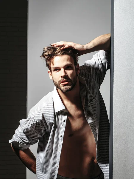 Hombre guapo toca el pelo rubio — Foto de Stock