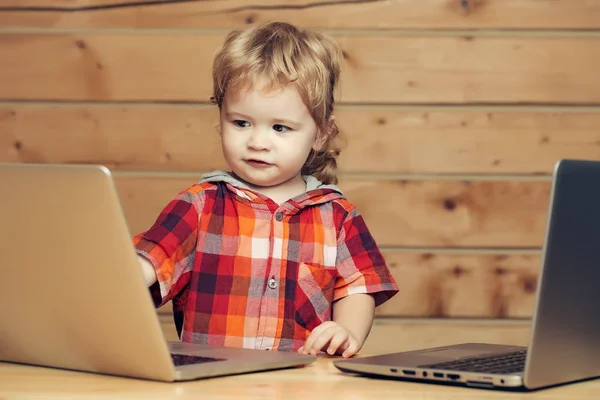 Roztomilý chlapec hraje v počítačích — Stock fotografie