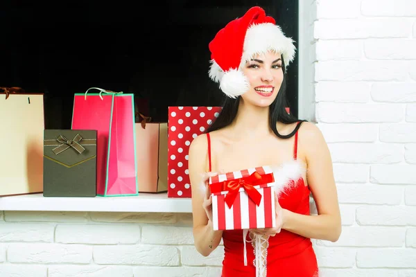 Menina de Natal feliz com presentes — Fotografia de Stock