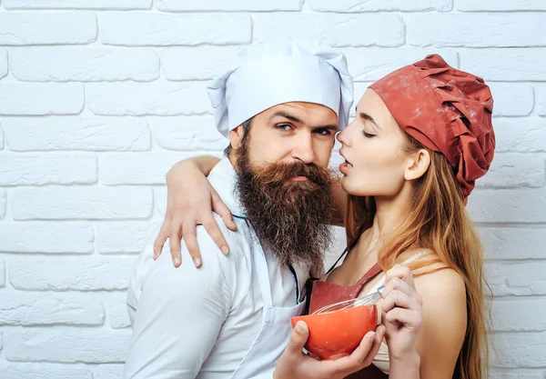 Kock och vacker flicka kyss — Stockfoto