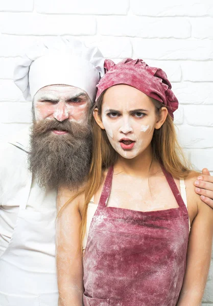 Frown cook and pretty girl — Stock Photo, Image