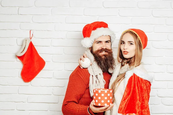 Joven sonriente pareja de Navidad — Foto de Stock