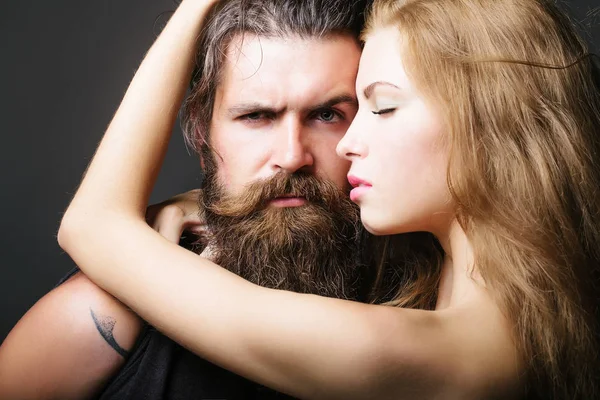 Sexy man en vrouw omarmen — Stockfoto