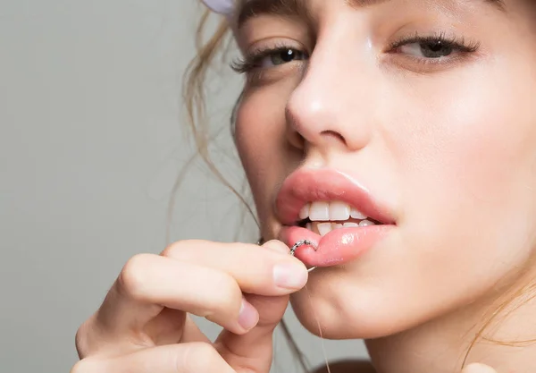 Çok seksi kız dudak piercing — Stok fotoğraf