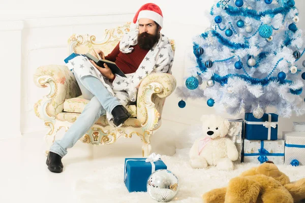 Vánoční vousatý muž s dárky — Stock fotografie