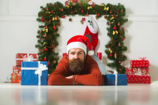 Hombre barbudo navidad con regalos —  Fotos de Stock
