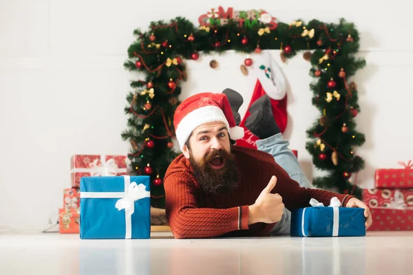 プレゼントとクリスマスのひげを生やした男 — ストック写真