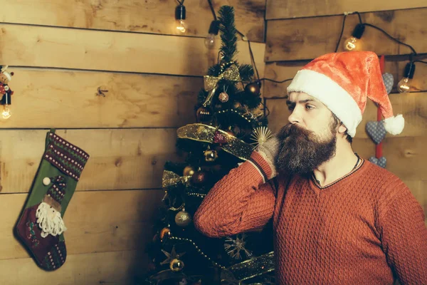 手袋でクリスマスのひげを生やした男 — ストック写真