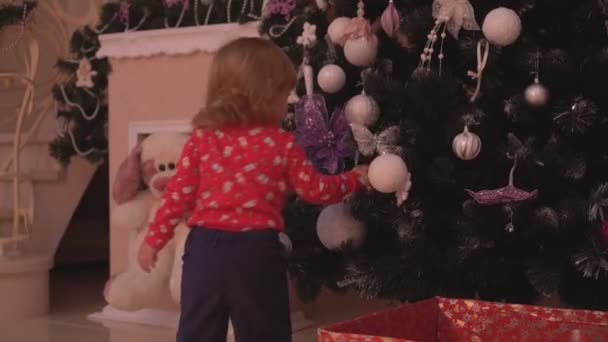 Küçük bebek Noel ağacına çalışır — Stok video