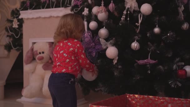 Menino está decorando a árvore de Natal — Vídeo de Stock