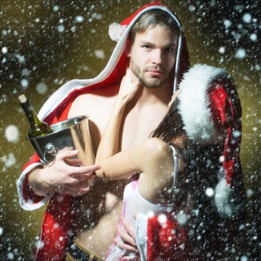 Yeni yıl şehvetli çift şarap ile