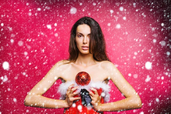 Natal menina muito sexy com bola decorativa — Fotografia de Stock