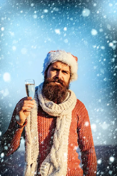 Natal barbudo homem com champanhe — Fotografia de Stock