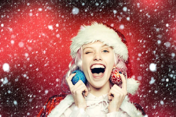 Vidám lány karácsonyi baubles — Stock Fotó