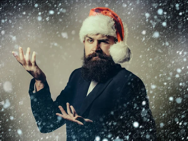 Barbudo hombre en santa claus sombrero —  Fotos de Stock