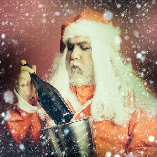 Sério homem de Natal com garrafa no balde — Fotografia de Stock