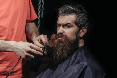 Berber Dükkanı yakışıklı sakallı adam