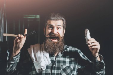 Sakallı adam ustura ile tıraş