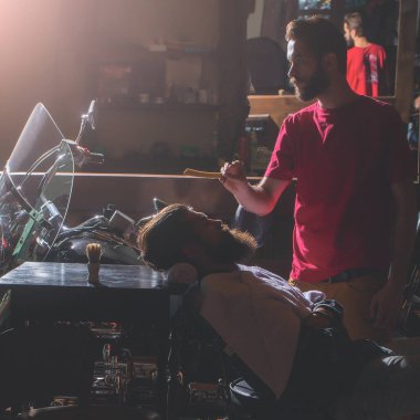 Kuaför adama sakal tıraş