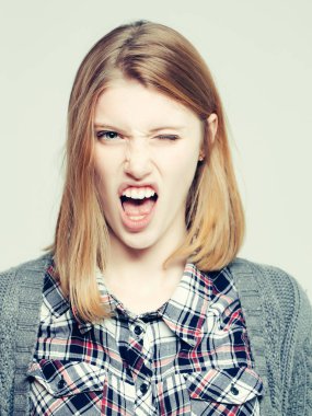 Kızgın güzel kızlar diş gösterir