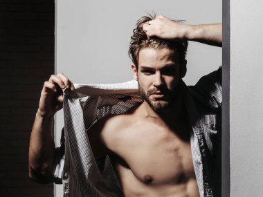 Yakışıklı adam kas gövde gösterir