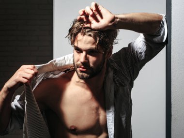 Yakışıklı adam kas gövde gösterir