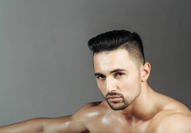 Yakışıklı adam veya kas maço