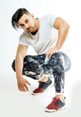 Yakışıklı adam kıç üzerinde oturur